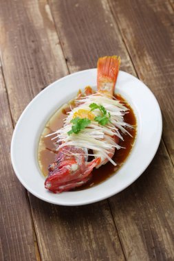 zencefil, scallions ve soya sosu ile kırmızı orfoz Çince buğulanmış