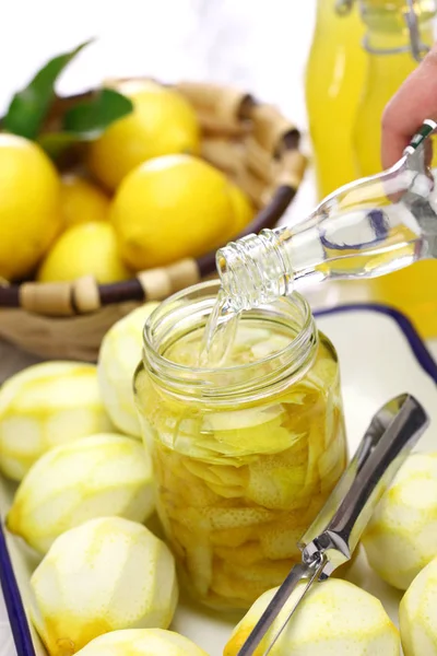 自家製のリモンチェッロは イタリアの伝統的なレモン リキュール — ストック写真