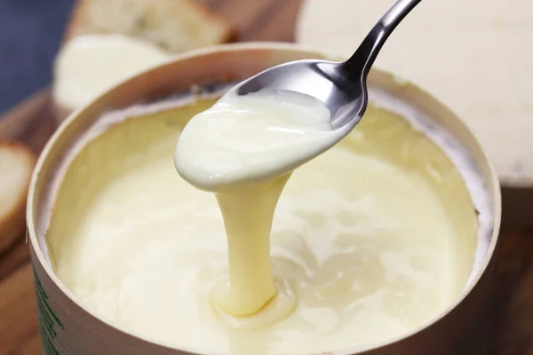 フランスのヴァシュラン スプーンですくい 洗浄された皮のある柔らかいチーズ — ストック写真