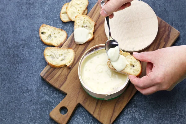 Francés Vacherin Mont Queso Suave Con Corteza Lavada Sacar Con — Foto de Stock