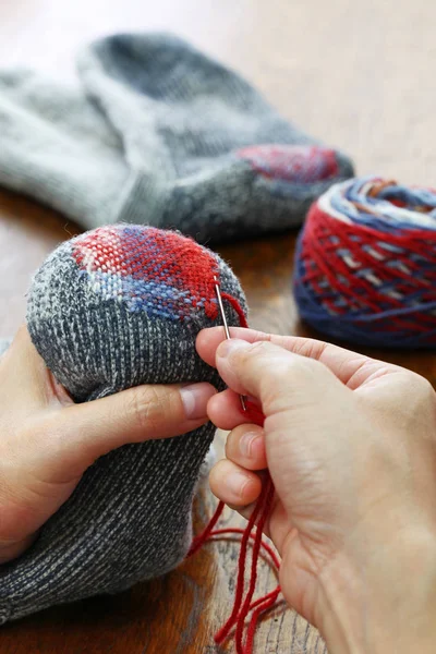 Darning Κάλτσες Επισκευάζοντας Τις Τρύπες Κάλτσες — Φωτογραφία Αρχείου