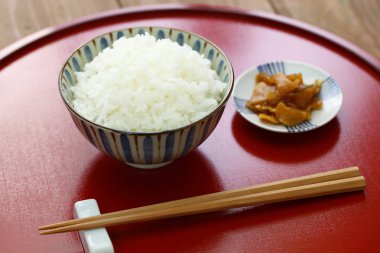 Gohan, Japonca turşu turp ile beyaz pirinç pişmiş
