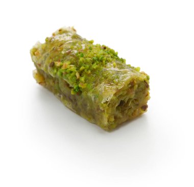 Fıstıklı baklava, beyaz arka plan üzerinde izole Türk geleneksel tatlı