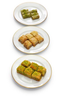Fıstıklı baklava, beyaz arka plan üzerinde izole Türk geleneksel tatlı