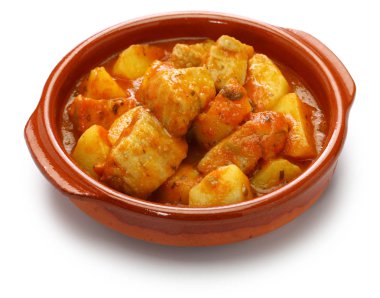 marmitako, ton balığı ve patates güveç, beyaz arka plan üzerinde izole İspanyol Bask mutfağı