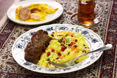 İran mutfağı, Farsça jeweled pilav ve tavuk fesenjan, patates tahdig