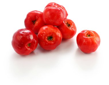 Beyaz arka planda izole edilmiş acerola meyvesi ve barbados kirazı