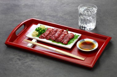 Basashi, Japon geleneksel mutfağı izole edilmiş.