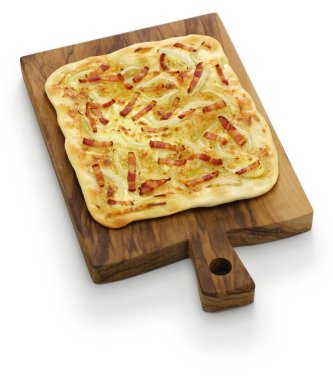 Geleneksel alsatian turtası, tart flambe, flammekueche, pastırmalı soğanlı peynirli pizza.