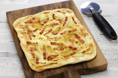 Geleneksel alsatian turtası, tart flambe, flammekueche, pastırmalı soğanlı peynirli pizza.