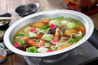 Japon mutfağı, udon suki, udon erişteli sıcak tencere taze sebze ve deniz ürünleri.