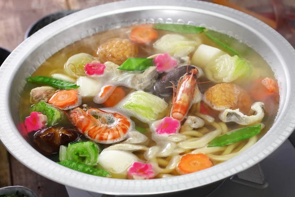 日本菜 乌冬面 乌冬面 新鲜蔬菜和海鲜 — 图库照片