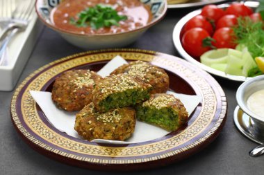 Mısır yemeği (taameya, aish, tahini, ful medames)