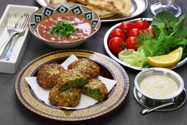 Mısır yemeği (taameya, aish, tahini, ful medames)