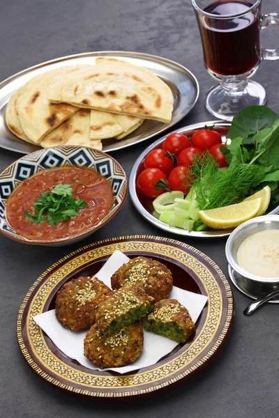 Cibo Egiziano Taameya Aish Tahini Medames Ful — Foto Stock