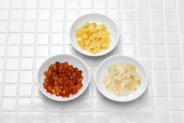 Çin tatlı tong sui (Tatlı Çorba) malzemeleri; şeftali sakızı, kar kırlangıcı ve saponin pilavı