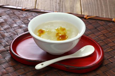 Çin tatlı tong sui (Tatlı Çorba); şeftali sakızı, kar kırlangıcı ve saponin pilavı