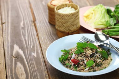 Larb möö, domuz eti türü kıyma salatası.