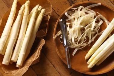 Beyaz kuşkonmaz soyma mevsimi geldi..