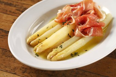 Jambonlu beyaz kuşkonmaz, Spargel mit schinken
