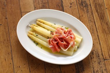 Jambonlu beyaz kuşkonmaz, Spargel mit schinken