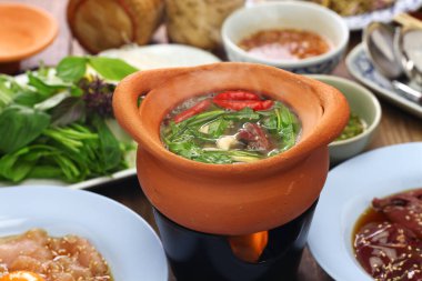 Chim Chum, Thai Isan geleneksel sağlıklı güveç.