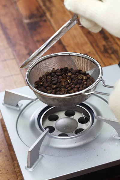 Rostning Kaffebönor Process För Praktiska Roaster Hemma Kontrollera Rostning Skick — Stockfoto