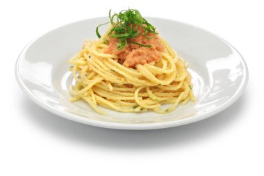 hakata baharatlı havyar (karashi mentaiko) makarna ve perilla yaprağı, Japon yemeği.