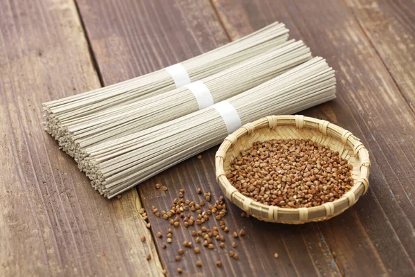 Gebündelte Getrocknete Soba Japanische Buchweizennudeln Und Buchweizensamen Auf Holzgrund — Stockfoto