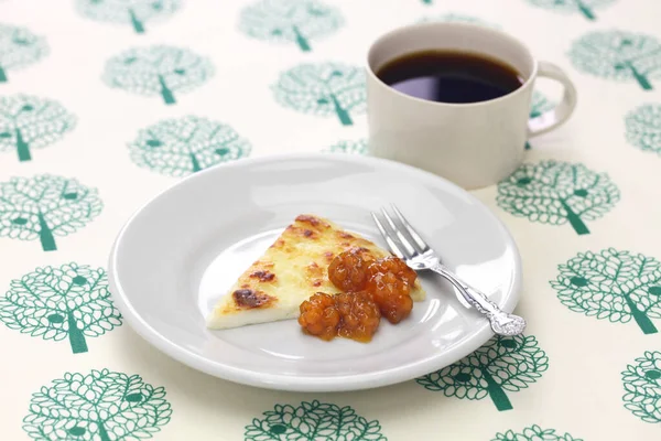 自制精美的吱吱作响的奶酪 莱帕胡斯托 配上云莓果酱 拉卡希略 和一杯咖啡 — 图库照片