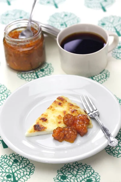 Zelfgemaakte Finish Piepende Kaas Leipajuusto Met Bosbessenjam Lakkahillo Een Kop — Stockfoto