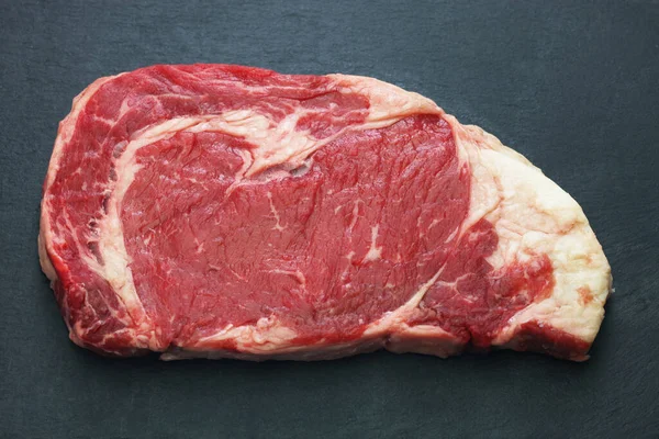 Roh Rib Eye Steak Isoliert Auf Schwarzem Hintergrund — Stockfoto