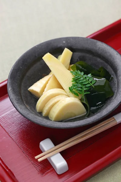 Wakatakeni 煮竹笋 配上日本传统烹饪 日本海草 — 图库照片