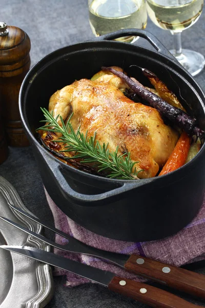 Hähnchenbraten Holländischen Ofen — Stockfoto