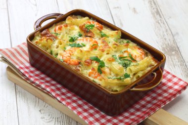 Ev yapımı karidesli peynirli makarna.