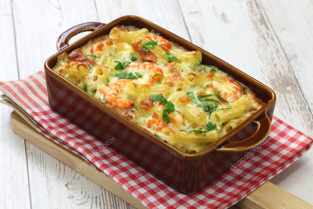 homemade shrimp macaroni cheese gratin