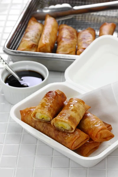 Turon Rouleaux Printemps Banane Philippine Dans Récipient Emporter Papier Alimentaire — Photo