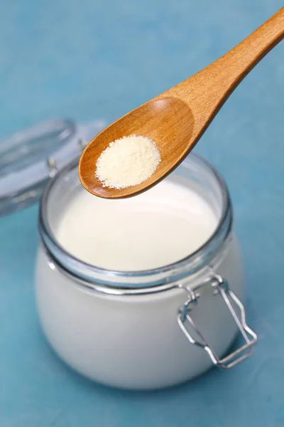 Hur Man Gör Kefir Yoghurt Sätta Kefir Pulver Mjölk — Stockfoto