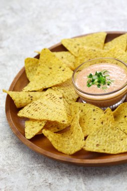 Karashi mentaiko 'lu tortilla cipsi (baharatlı pollack roe)