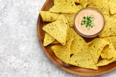 Karashi mentaiko 'lu tortilla cipsi (baharatlı pollack roe)