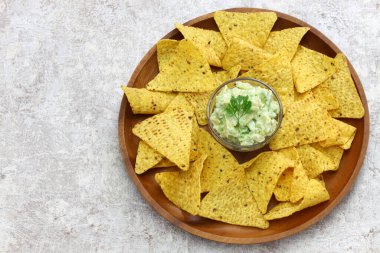 Avokado soslu tortilla cipsi.