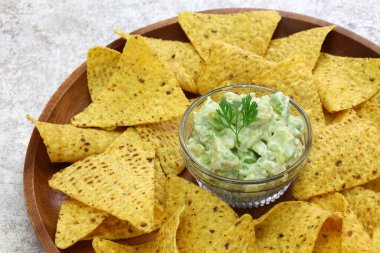 Avokado soslu tortilla cipsi.