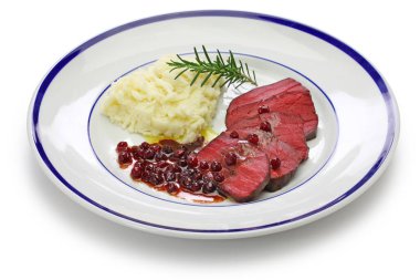 Geyik bifteği, beyaz arka planda izole edilmiş sous vide pişirme