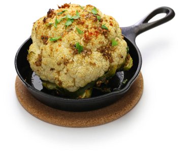 Fırında bütün karnabahar, baharat ve otlarla kızartılmış, vegan yemeği.