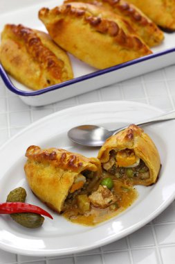 Ev yapımı saltena, sulu dolgulu börek, Bolivya kahvaltısı.