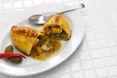 Ev yapımı saltena, sulu dolgulu börek, Bolivya kahvaltısı.