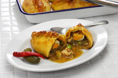 Ev yapımı saltena, sulu dolgulu börek, Bolivya kahvaltısı.
