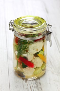 Ev yapımı turşu yapmak; karnabahar, turp, kereviz, salatalık, havuç, turp ve domates yapmak.