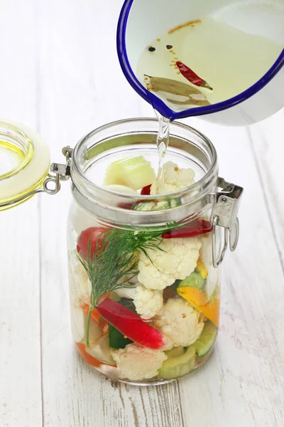 Framställning Hemmagjorda Pickles Hällning Med Saltlake — Stockfoto