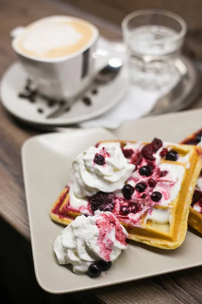 Waffle ile meyve ve kahve kapuçino